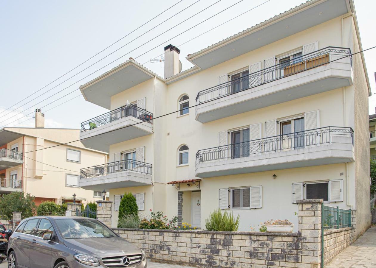 La Casa - Traditionally Elegant Apt 38M2 W Prk Grd Ioannina Bagian luar foto